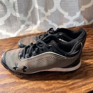 Youth size 4 baseball cleats